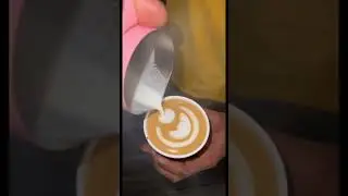 Tulips latte art  #story #shorts #shortvideo #reel #baristaskills #art #barista #caf&eacute; #hacks #coffee