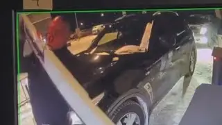 Автохам сломал шлагбаум и наехал на соседа. Real Video