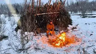 Extreme Winter Survival Shelter - Solo Bushcraft Camping in Snow Storm