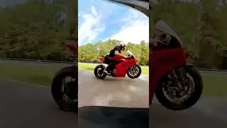 2023 Ducati Panigale V4s vs 2022 Suzuki GSX-R1000R race | #ducati #suzuki #superbike #shorts