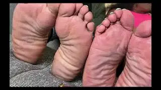 Pies suelas anchas grandes carnosas gruesas y rosas Meaty thick big wide pink feet soles 