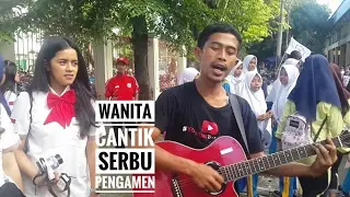 Pengamen Bersuara Mirip Charlie Dikerumuni Wanita-Wanita Cantik