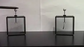 Electroscopes w conductor and insulator