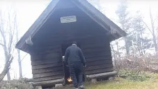 Lagerfeuer in der Hütte, Kochen und mystischer Nebel, Outdoor