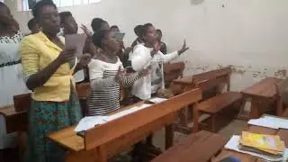 Chant de louange dans la Messe à l'UGL, Campus Makamba