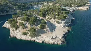 Les Calanques de Cassis vues du ciel en 4K.