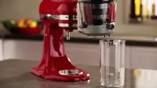Mixer Artisan KitchenAid cu accesoriu pentru suc si sosuri.