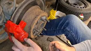 Bakbromsar m&aring;las och f&aring;r nya bel&auml;gg p&aring; Volvo 940