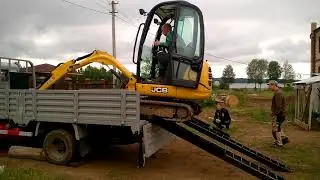 Миниэкскаватор JCB 8018. Погрузка на BAW FENIX