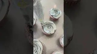 Make New Year's cupcakes with me! 🕕