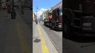 Transplanting trees in Warsaw, Nowy Swiat street. #warsaw #truck #transplant