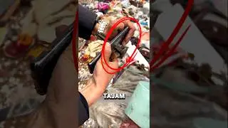 Menemukan hp rusak karena cemburu