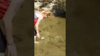 Creative girl makes a fish trap using a bottle  #bushcraft #supervivencia  #survival