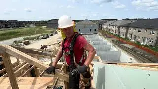 Начинаю строить крышу/Finally getting on the roof. Hips and valleys.
