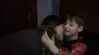 Mamá besando a Lucas en el bipedestador