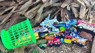 Menemukan Mainan Mobil-mobilan, Mobil Truk Pasir, Mobil Truk Tangki, Mobil Polisi, Excavator, Tayo
