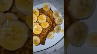 Early morning indulgence: French toast topped with bananas and drizzled with golden syrup. 🍌🥞
