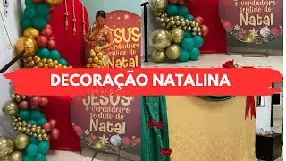 Decoração de Natal na igreja com arco de balão e painel de tecido 