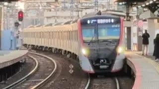 【ジョイント音最高！】都営5500形5516編成が京成押上線快速成田空港行きとして八広駅2番線を通過するシーン（2025.12.6.15:56）