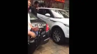 Roadrage (Range rover vs Jaguar)Low class in China