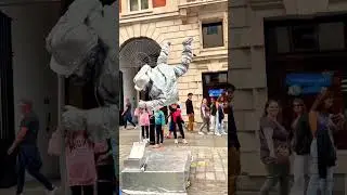 Рука 🤝 с @silvermanstatueofficial. Настоящее уличное выступление