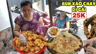 Bún Xào Chay Dì Gái Ẩn Mình Trong Hẻm Sâu Mà Khách Vẫn Đông Náo Nhiệt Đậm Chất Sài Gòn