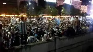 Muchachos traigan vino juega la acade!!! Racing club.