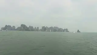 High-speed boat tour of Ha Long Bay