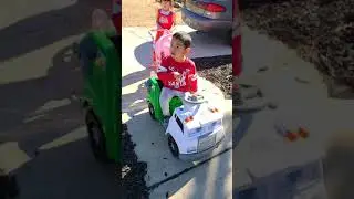 Kid Trax Real Rigs Recycling Truck . Christmas Morning Ride Along. #kidtraxrecycletruck #kidtrax