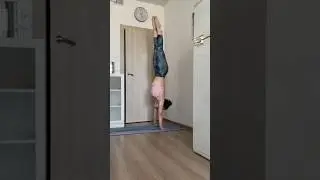 Handstand prep 🤸🏽&zwj;♂️ #handbalancing #handstandworkout #yogapractice #asana #yogini #calisthenics
