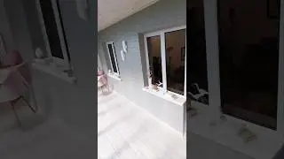 Серый балкон с розовыми акцентами и видом!