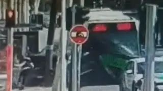 Multiple accident, a bus destroys 10 cars