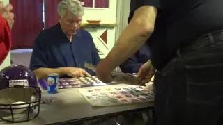 NFL Hall Of Famer Ron Yary Signing Autographs - iFolloSports.com