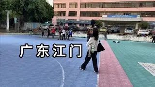 逛广东省江门市蓬江区跃进路 走了三天脚底水泡肉裂开了 开放的篮球场本地市民打打篮球 超长的绿灯足可以吃个饭 China jiangmen city downtown explore
