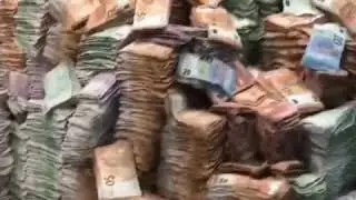 Une Palette De Billet De 10&euro; 20&euro; 50&euro; 100&euro; 500&euro; Br&ucirc;ler Dans Un Entrep&ocirc;t