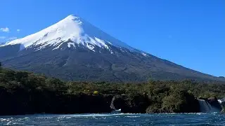 Skiing from the top of Volc&aacute;n Osorno, Chile