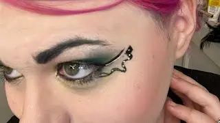 Green snake eyeliner look!
