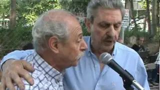 Vals Tu Pálida Voz cantado a dúo en la calle como protesta Vecinal