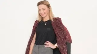 How to dress: wearing your jacket as a cape