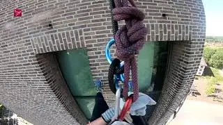Abseilen van de poldertoren tijdens het Uit-JeTent festival
