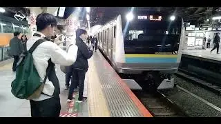 しんじゅく　えきで　しんじゅくえき１４じ４３ぷんちゃく　ぼうそう　はんとうのＥ２３３けいの　だい３へんせいのＴＫしゅつ　じょう　かいそう　しんじゅくいき　でんしゃが　とまって　いる　ところを　とったよ