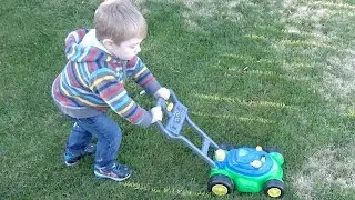 Макс открывает игрушечную газонокосилку// Bubble Mower Unpacking// Lawn mover video for toddlers