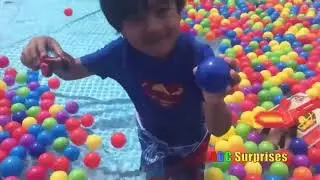 Outdoor giant ball pit pool Kids learning Playing water balloons balls Easy Fun Color Lesson Video