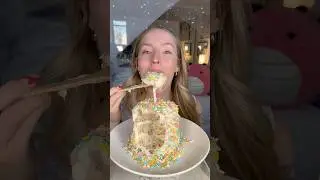 let&rsquo;s eat a RAW cookie dough funfetti cake 🎂🍪 #asmr #Foodie #funfetti