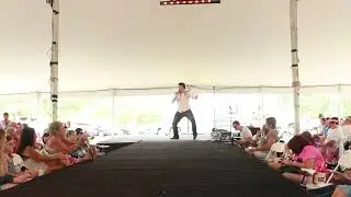 Michael Cullipher śpiewa &bdquo;Promised Land&rdquo; podczas Elvis Week 2015