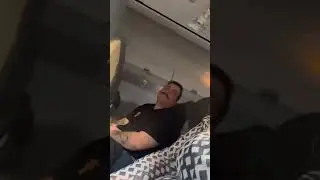 Meu marido morrendo de medo no avi&atilde;o 😅