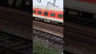Dibrugarh to ANVT at Roza Jn #indianrailways #indianrailwaystation #railfanning
