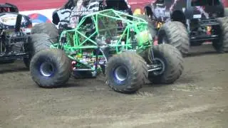 MONSTER JAM 2012 CARRIER DOME GRAVEDIGGER FREESTYLE!