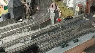 MODELLEISENBAHN M&Auml;RKLIN DIGITAL ANLAGE H0 UNTERE EBENE, OBERE EBENE GLEICHSTROM ANALOG H0. TEE, E111