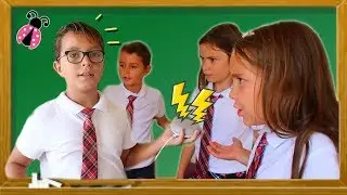 Historias de mi cole Cap 2 ✏️ Se lía en clase 📐 Nos pilla la profe haciendo trampas con los deberes
